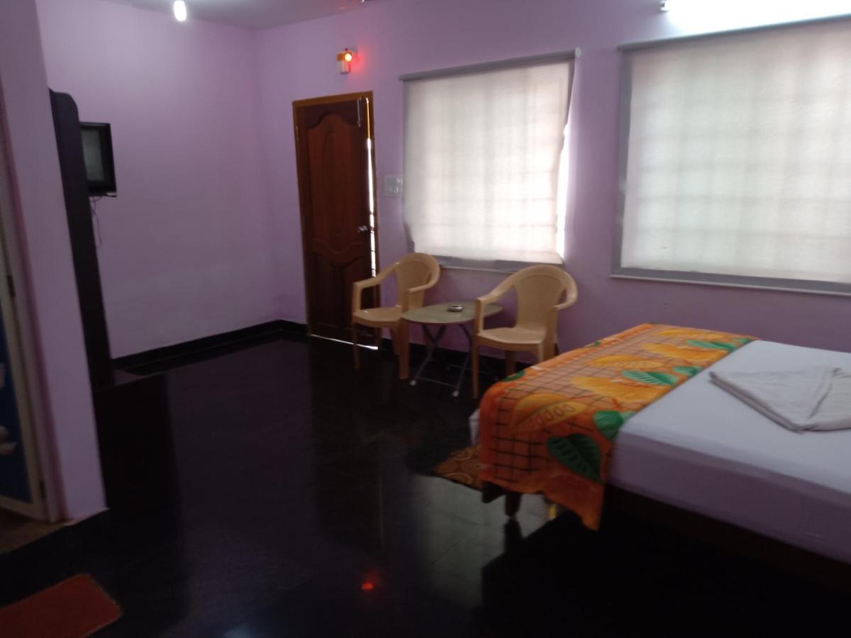 Rainbow Guest House - Housity