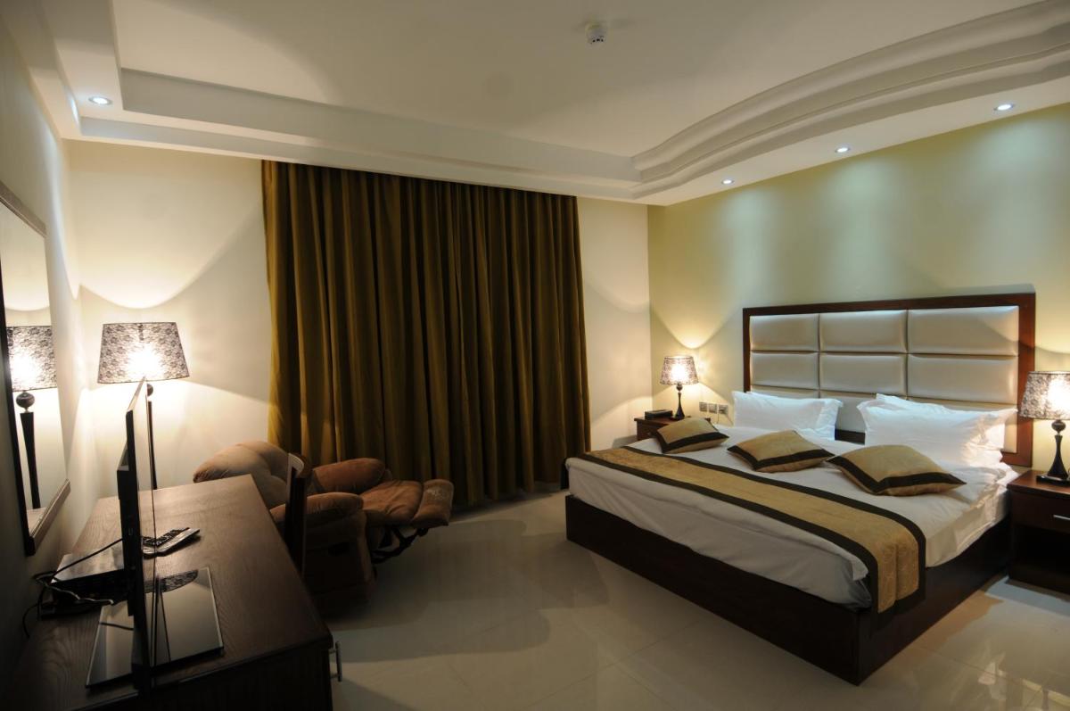 Tetra Tree Hotel - Housity