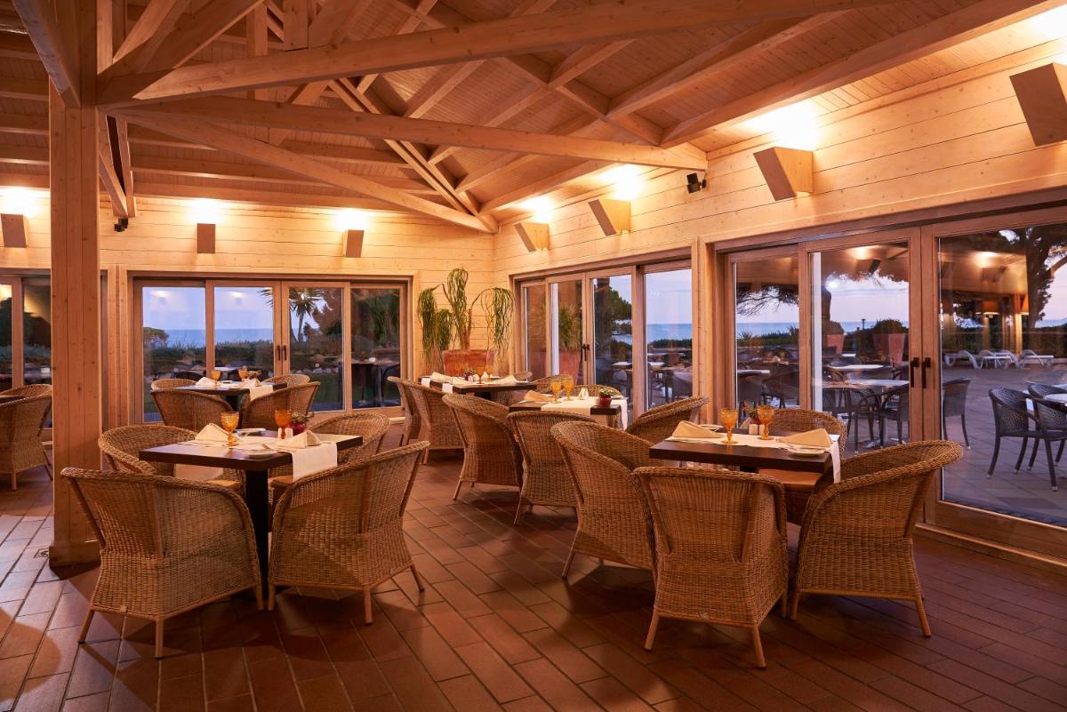 Um restaurante ou outro lugar para comer em PortoBay Falesia