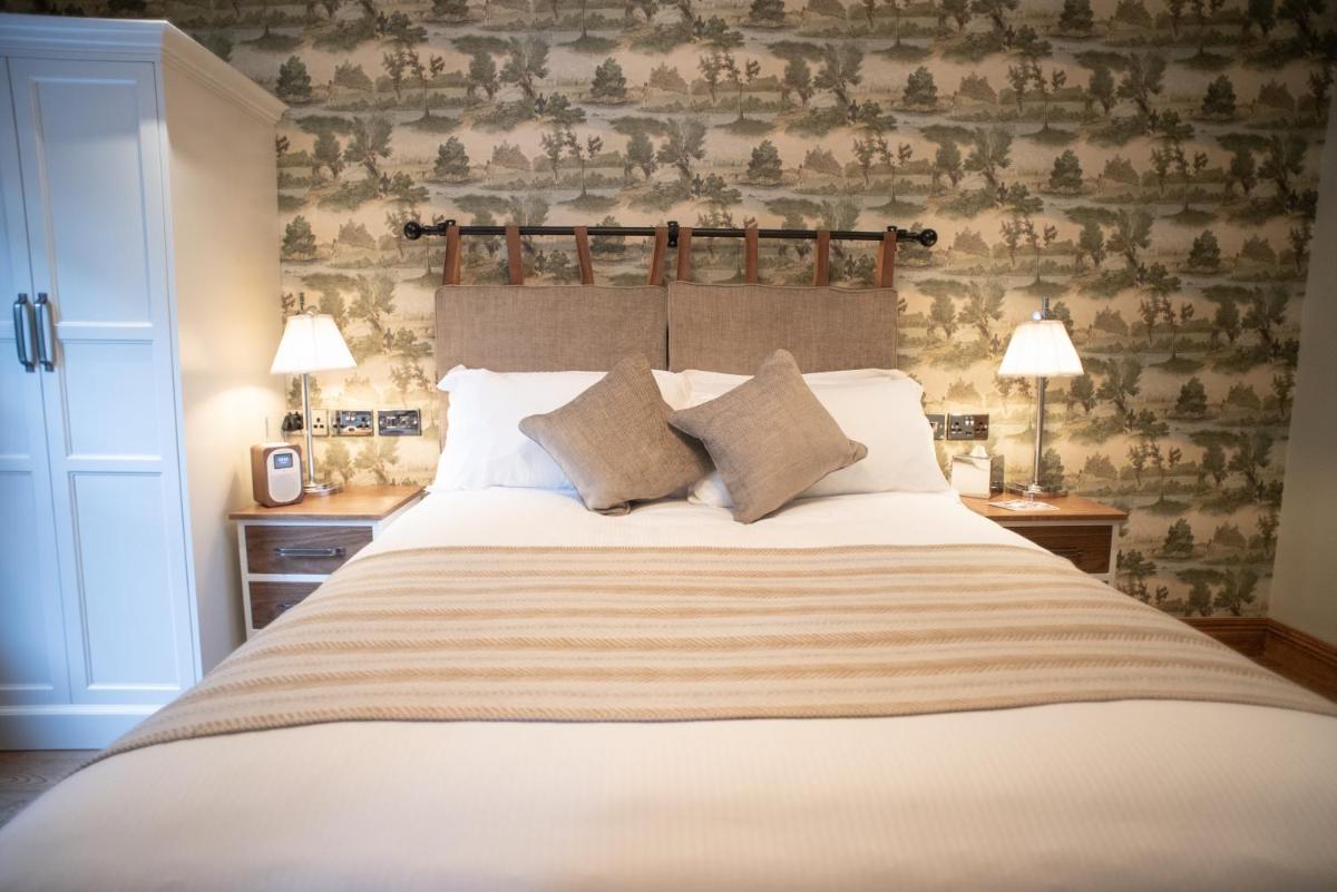 Cromwell Arms Country Pub with Rooms - Housity