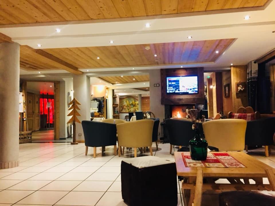 Télévision ou salle de divertissement dans l'établissement Hotel Alpina
