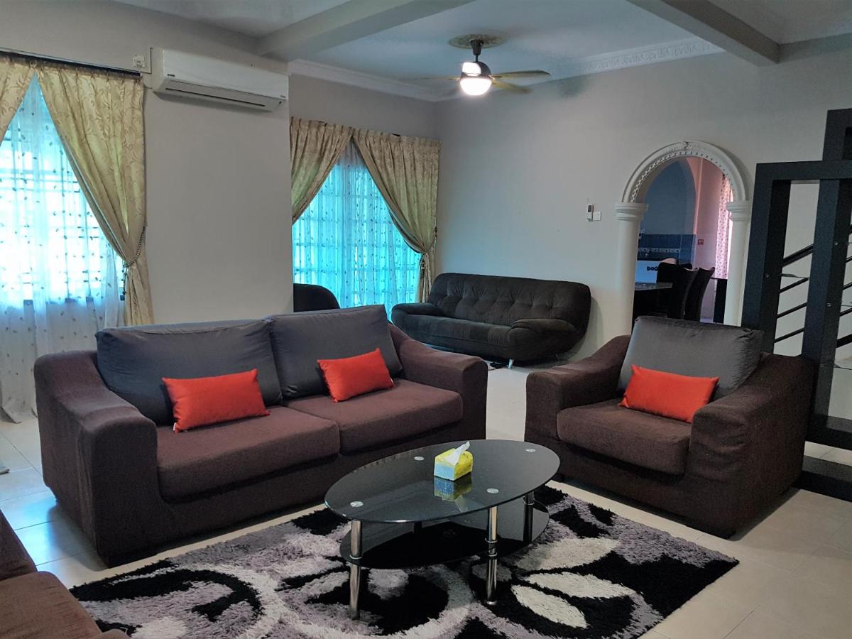 Jeish's Cottage, Pasir Gudang - Housity
