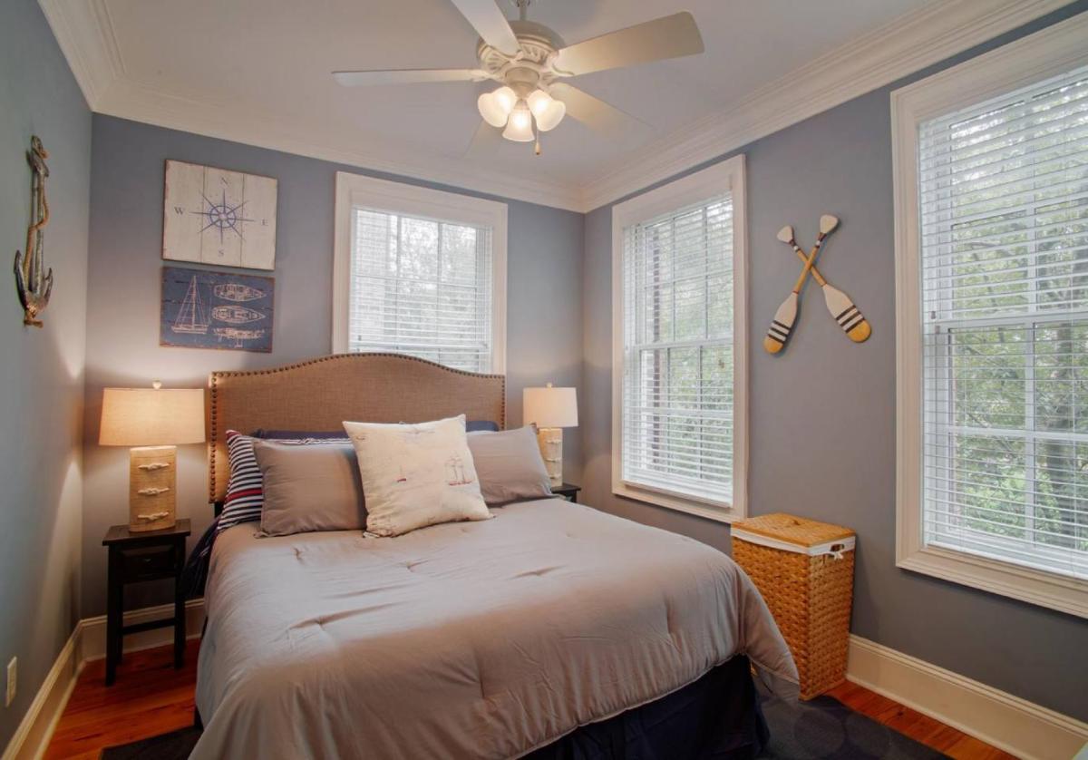 Beautiful 3Bed Townhome in Historic Downtown Savannah - Housity