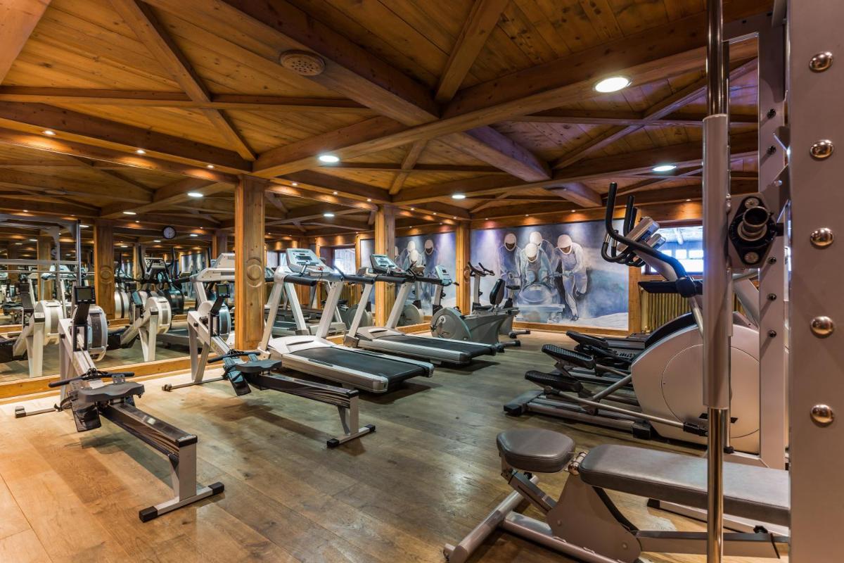 - une salle de sport avec des tapis de course et des machines dans l'établissement Résidence Pierre & Vacances Premium Les Hauts Bois, à Aime La Plagne