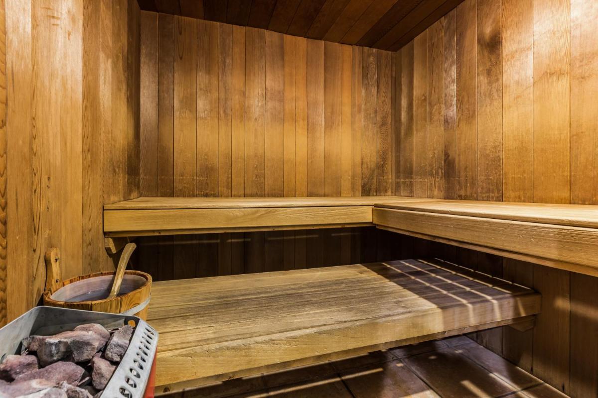 - un sauna avec un seau de rochers dans l'établissement Résidence Pierre & Vacances Premium Les Hauts Bois, à Aime La Plagne