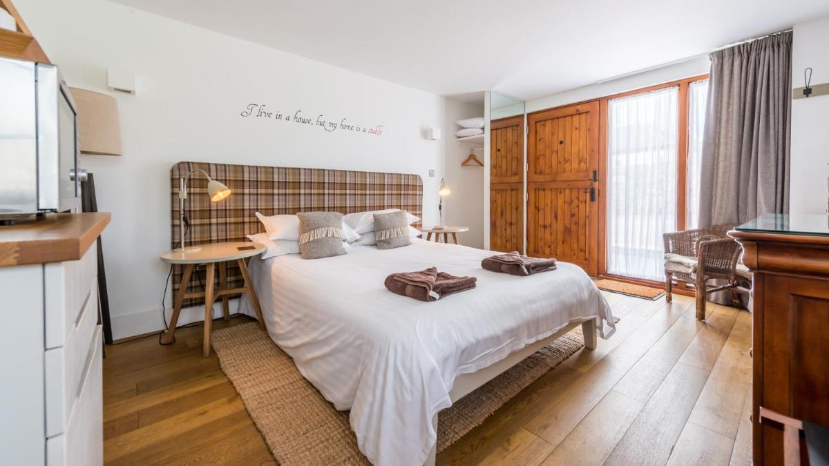Saddle and Stable Rooms - Housity