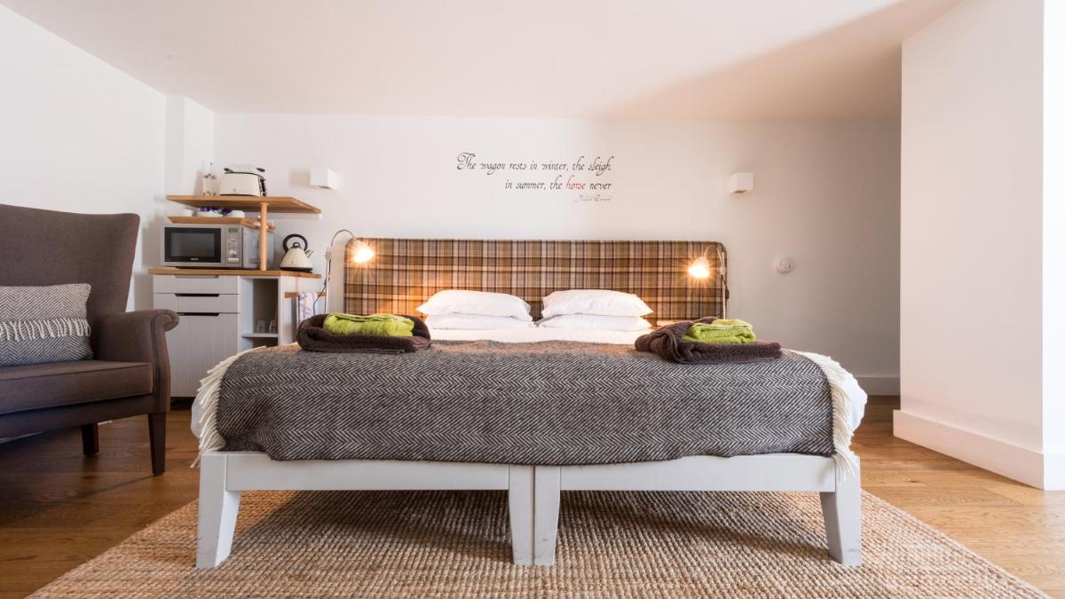 Saddle and Stable Rooms - Housity