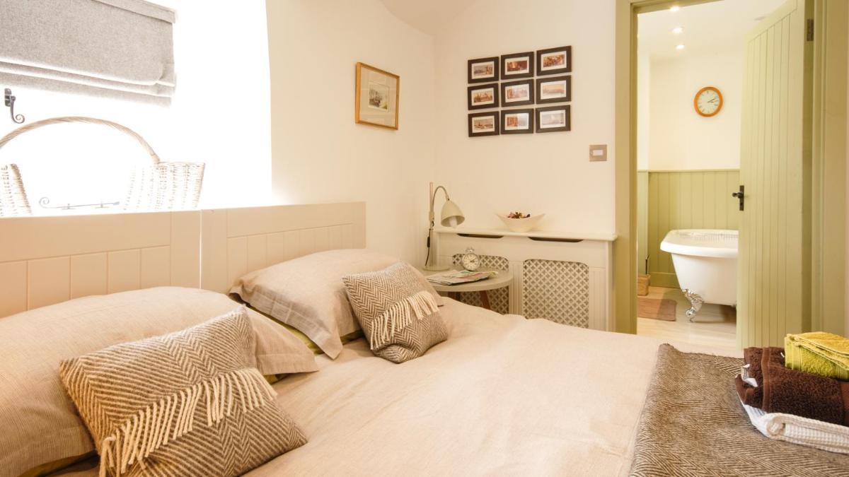 Saddle and Stable Rooms - Housity