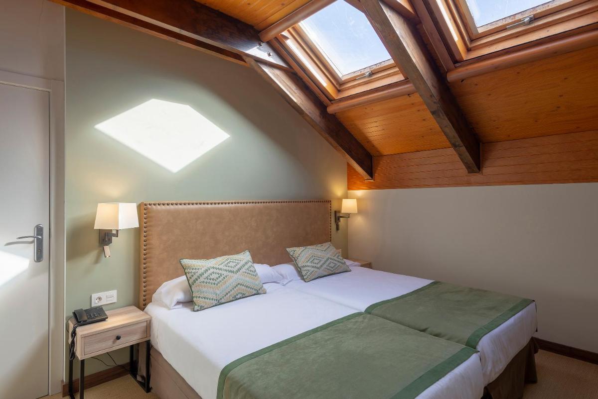 Cama o camas de una habitación en Hotel & Spa Real Jaca