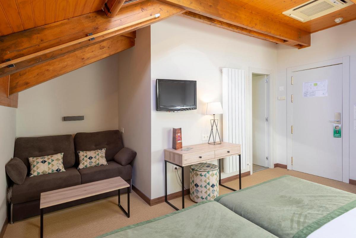 Una televisión o centro de entretenimiento en Hotel & Spa Real Jaca