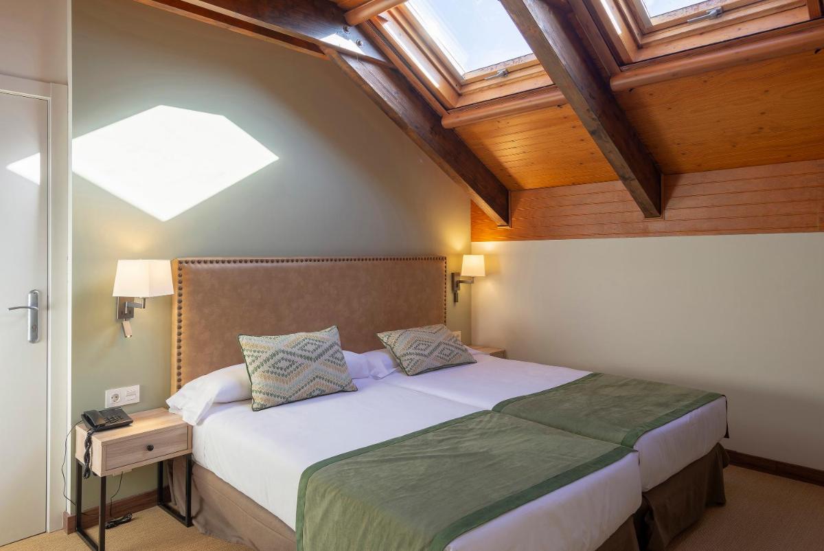 Cama o camas de una habitación en Hotel & Spa Real Jaca