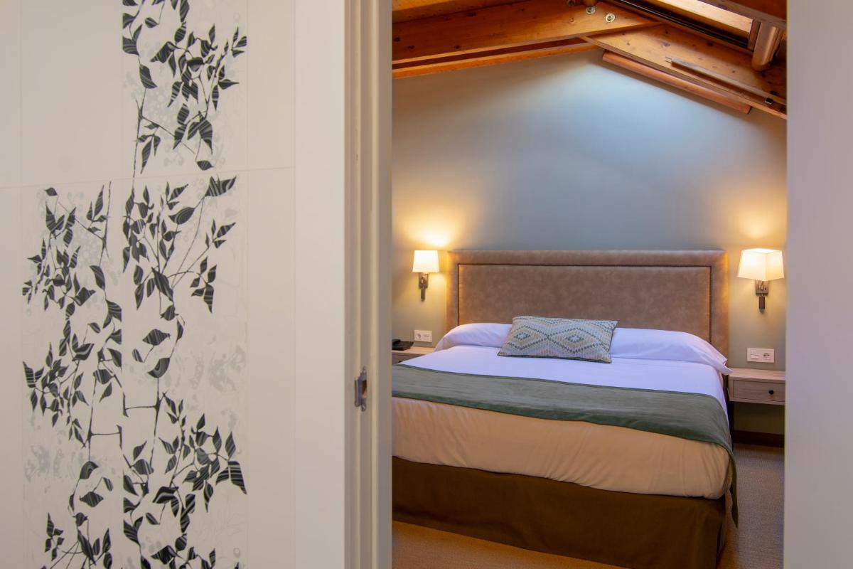 Cama o camas de una habitación en Hotel & Spa Real Jaca