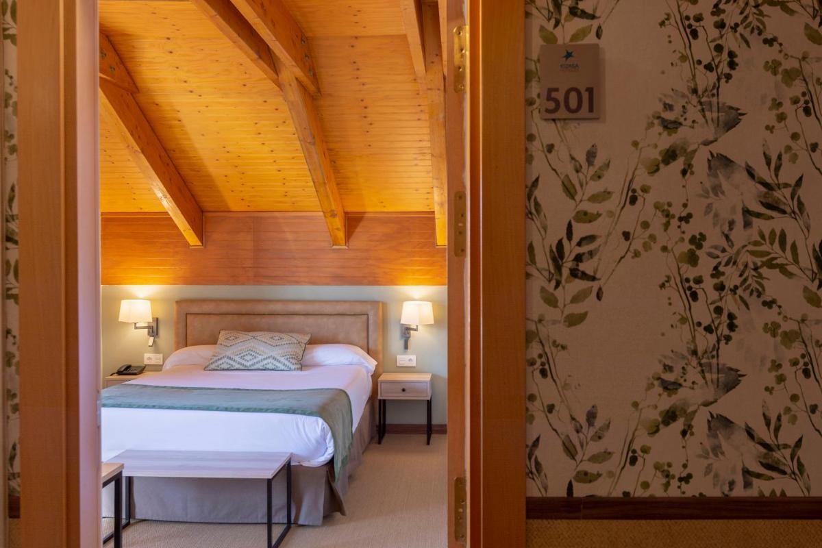 un dormitorio con una cama en una habitación en Hotel & Spa Real Jaca, en Jaca 116 fotos más