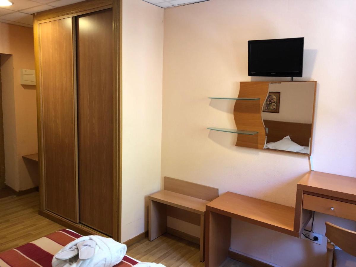 Una televisión o centro de entretenimiento en Hotel Balneario de La Virgen