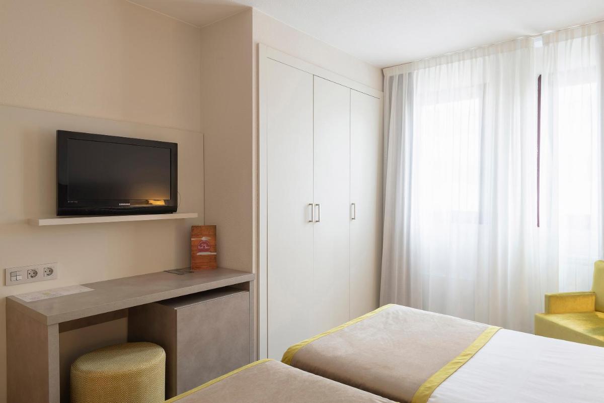Una televisión o centro de entretenimiento en Hotel & Spa Real Jaca