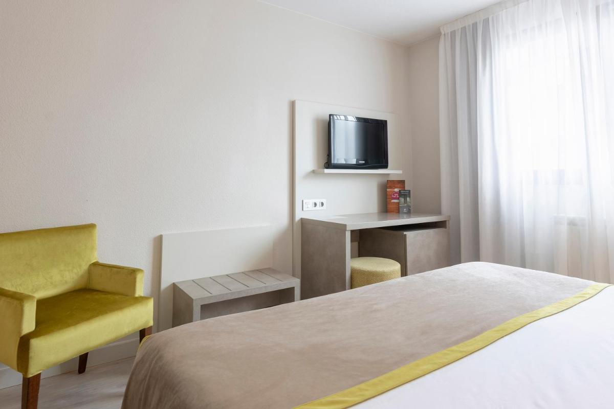 Una televisión o centro de entretenimiento en Hotel & Spa Real Jaca