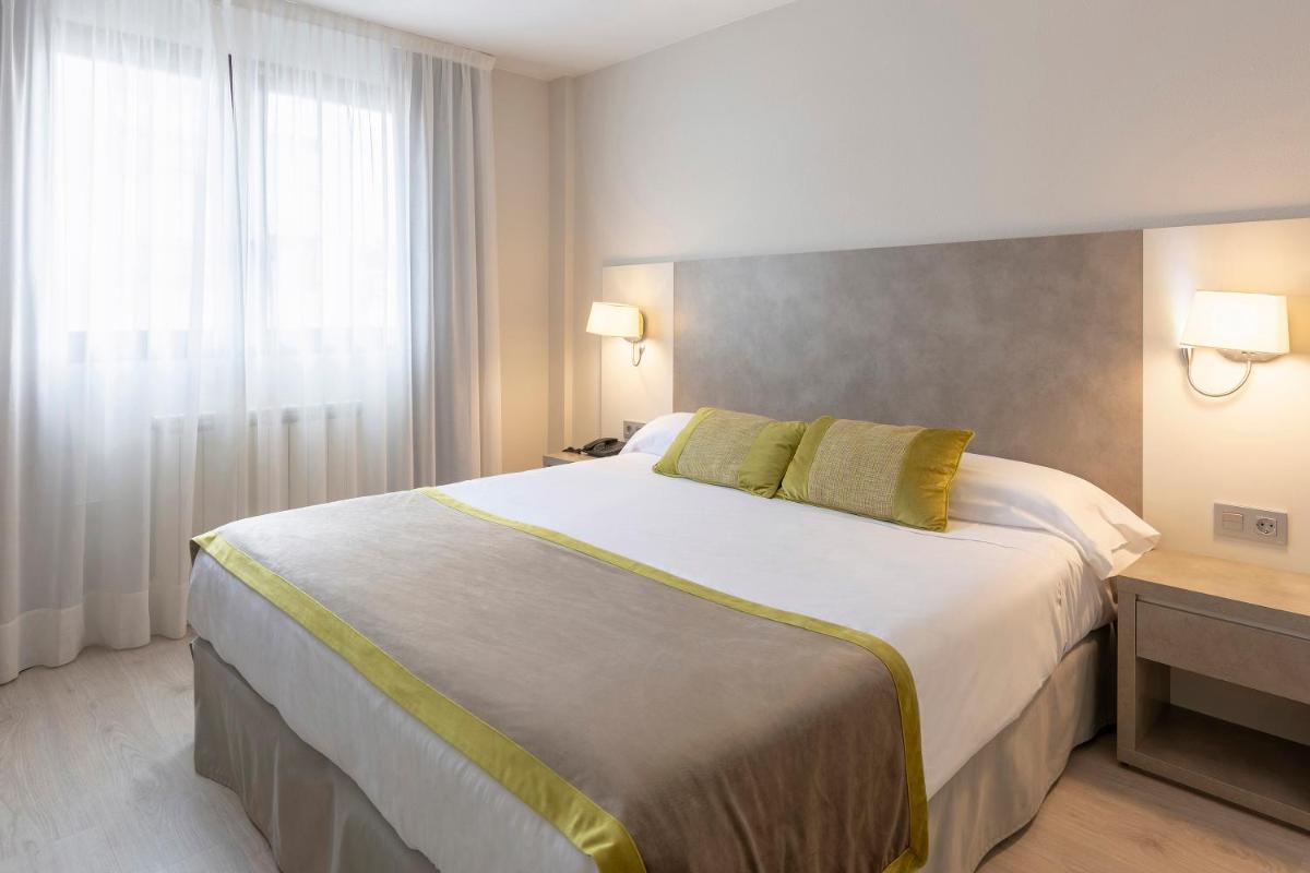 Cama o camas de una habitación en Hotel & Spa Real Jaca