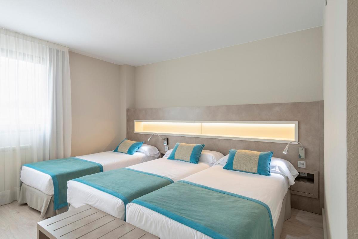 Cama o camas de una habitación en Hotel & Spa Real Jaca