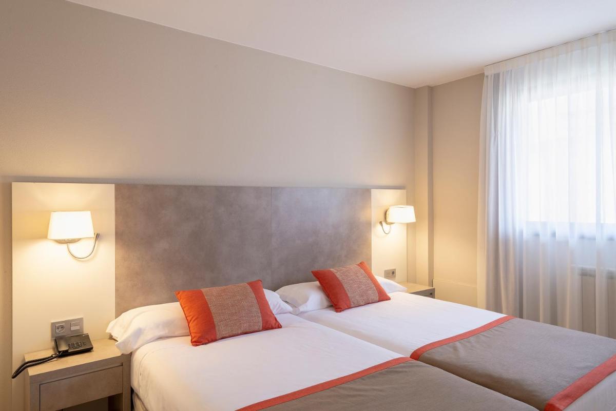 Cama o camas de una habitación en Hotel & Spa Real Jaca