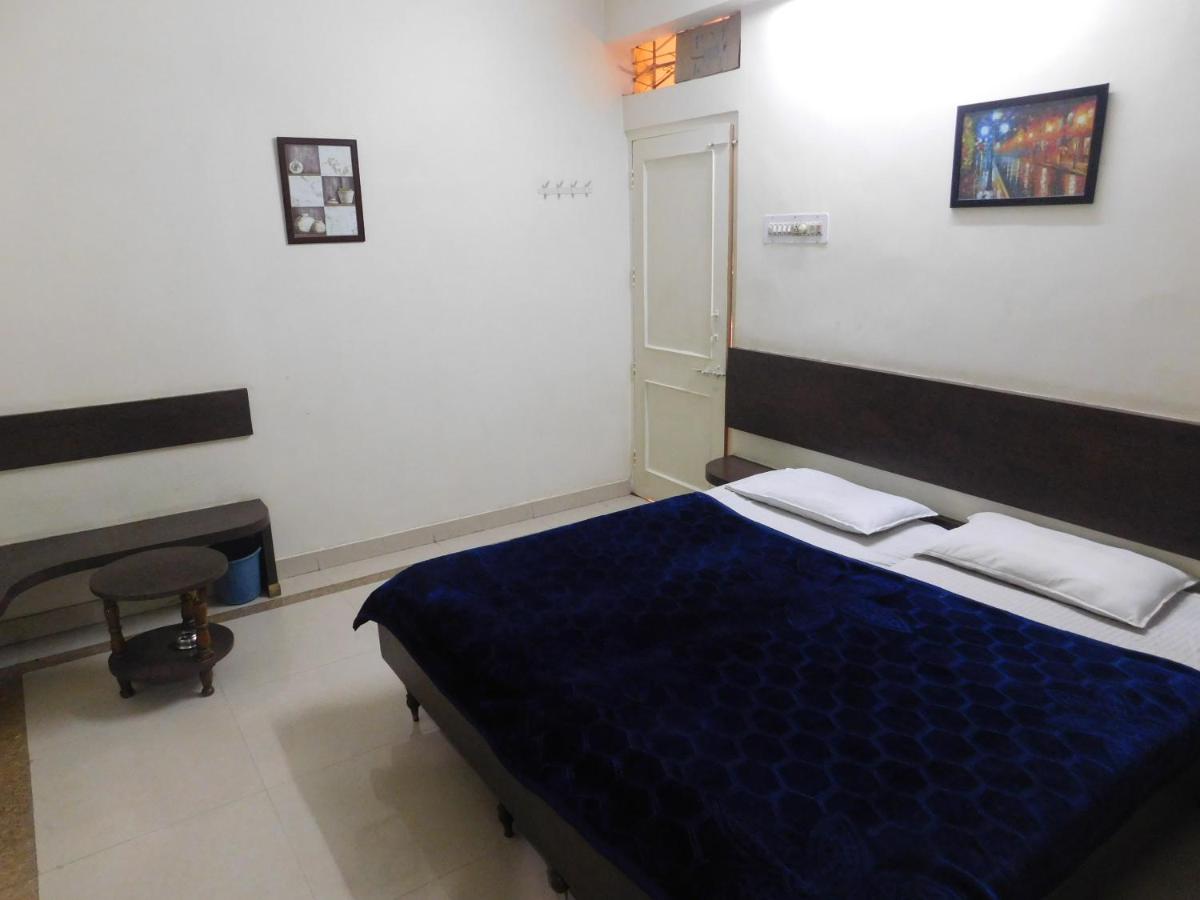 Shri Gita Hotel - Housity