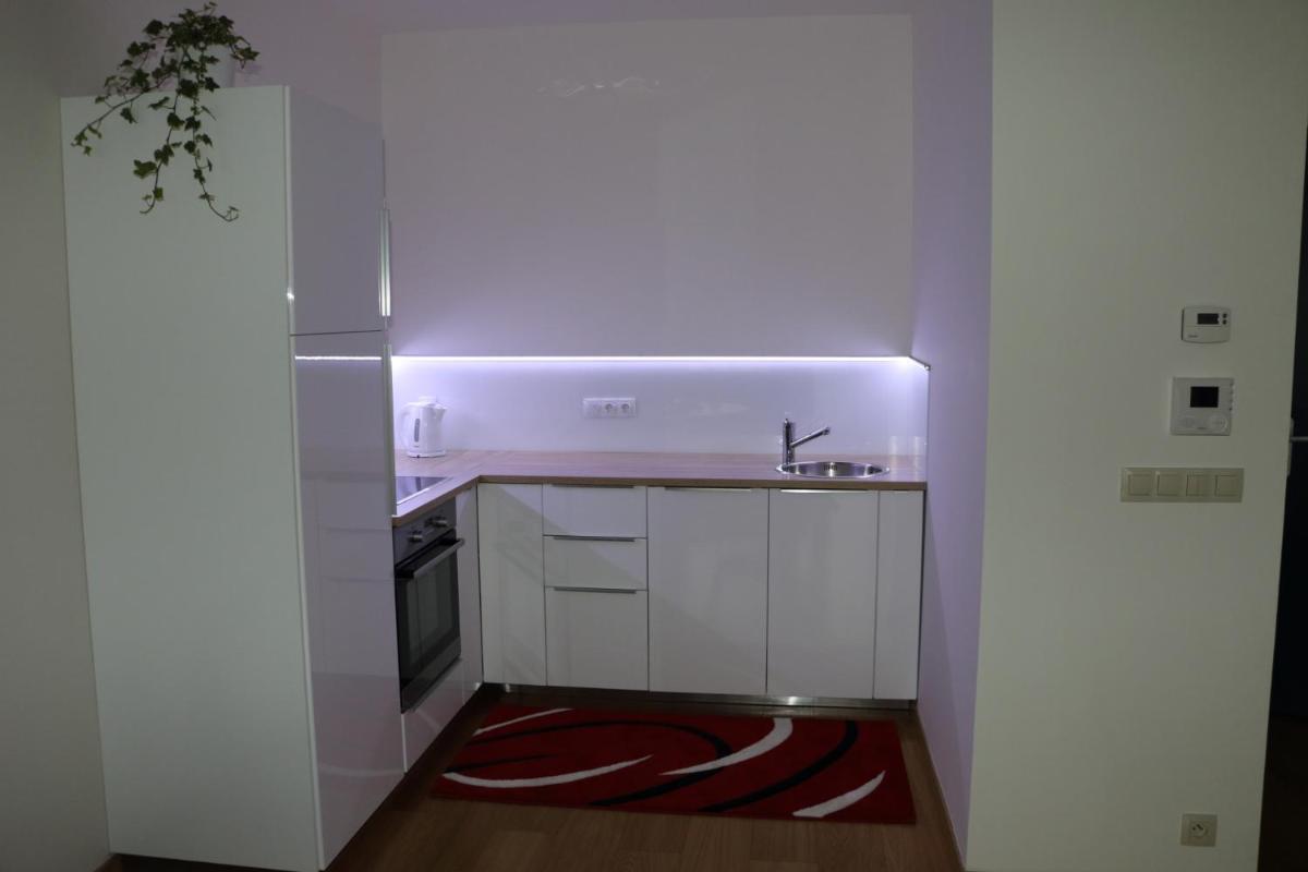 Panorama City Apartment with Free Parking - Housity