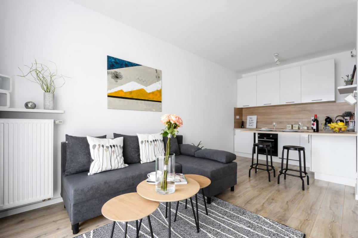 M&R Apartament Airport&Business Premium Komputerowa - underground garage - free WiFi - Netflix - self check-in - 5 min from Chopin Airport - Housity