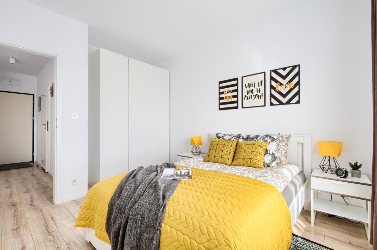 M&R Apartament Airport&Business Premium Komputerowa - underground garage - free WiFi - Netflix - self check-in - 5 min from Chopin Airport - Housity