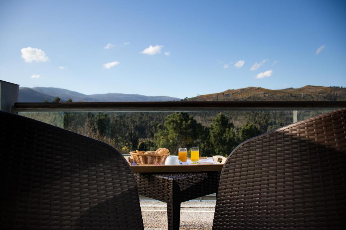 Uma vista geral da montanha ou uma vista da montanha a partir do hotel