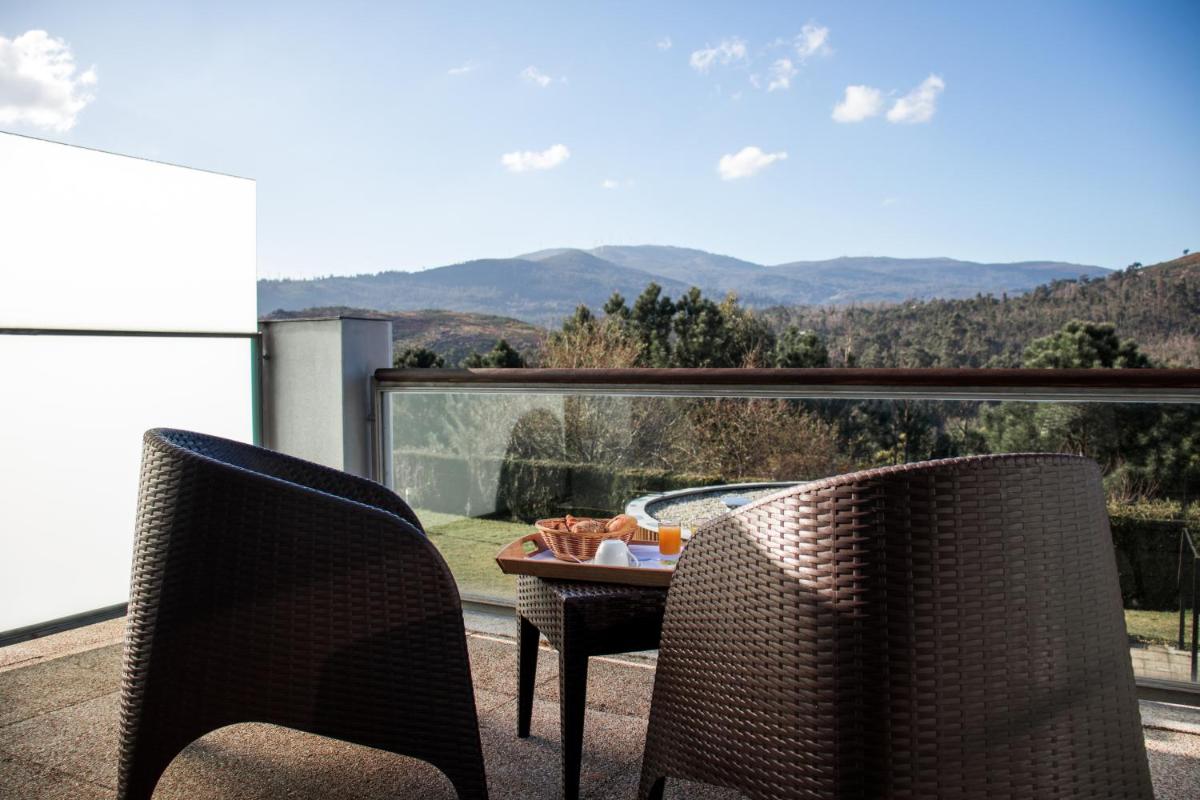 Uma vista geral da montanha ou uma vista da montanha a partir do hotel