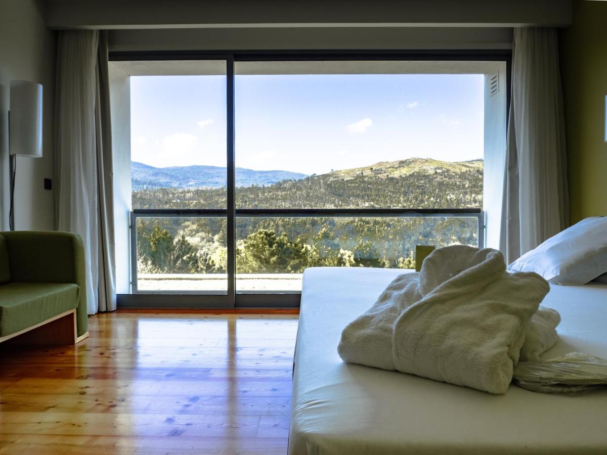 Uma vista geral da montanha ou uma vista da montanha a partir do hotel