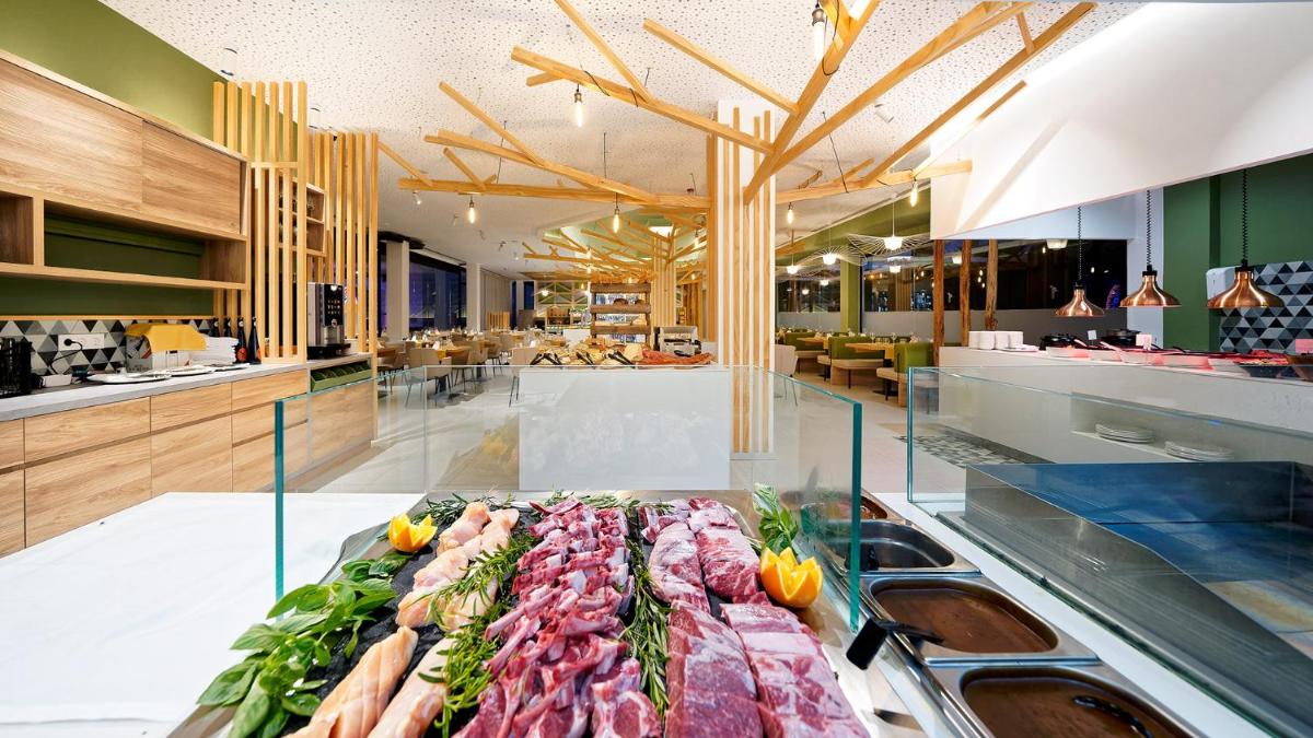 Comida en o cerca de este hotel