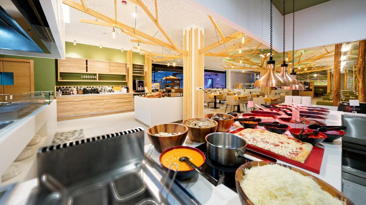 Comida en o cerca de este hotel