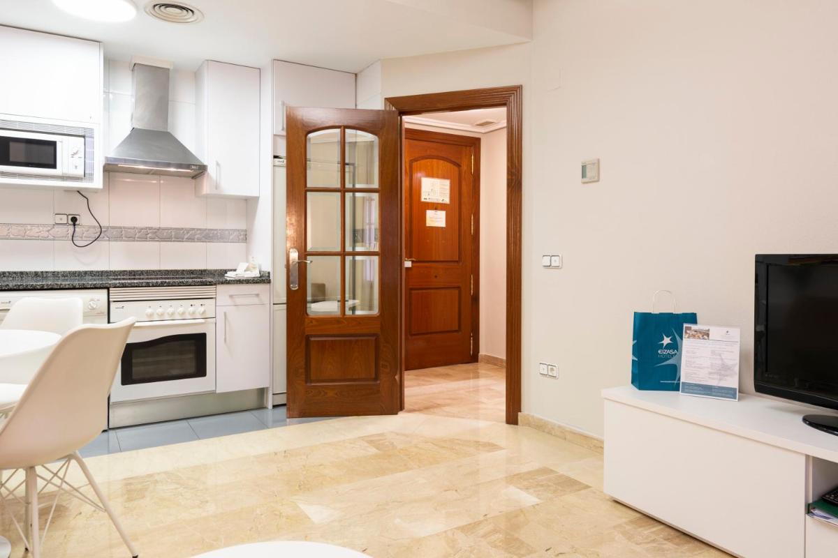 Una cocina o zona de cocina en Aparthotel Los Girasoles