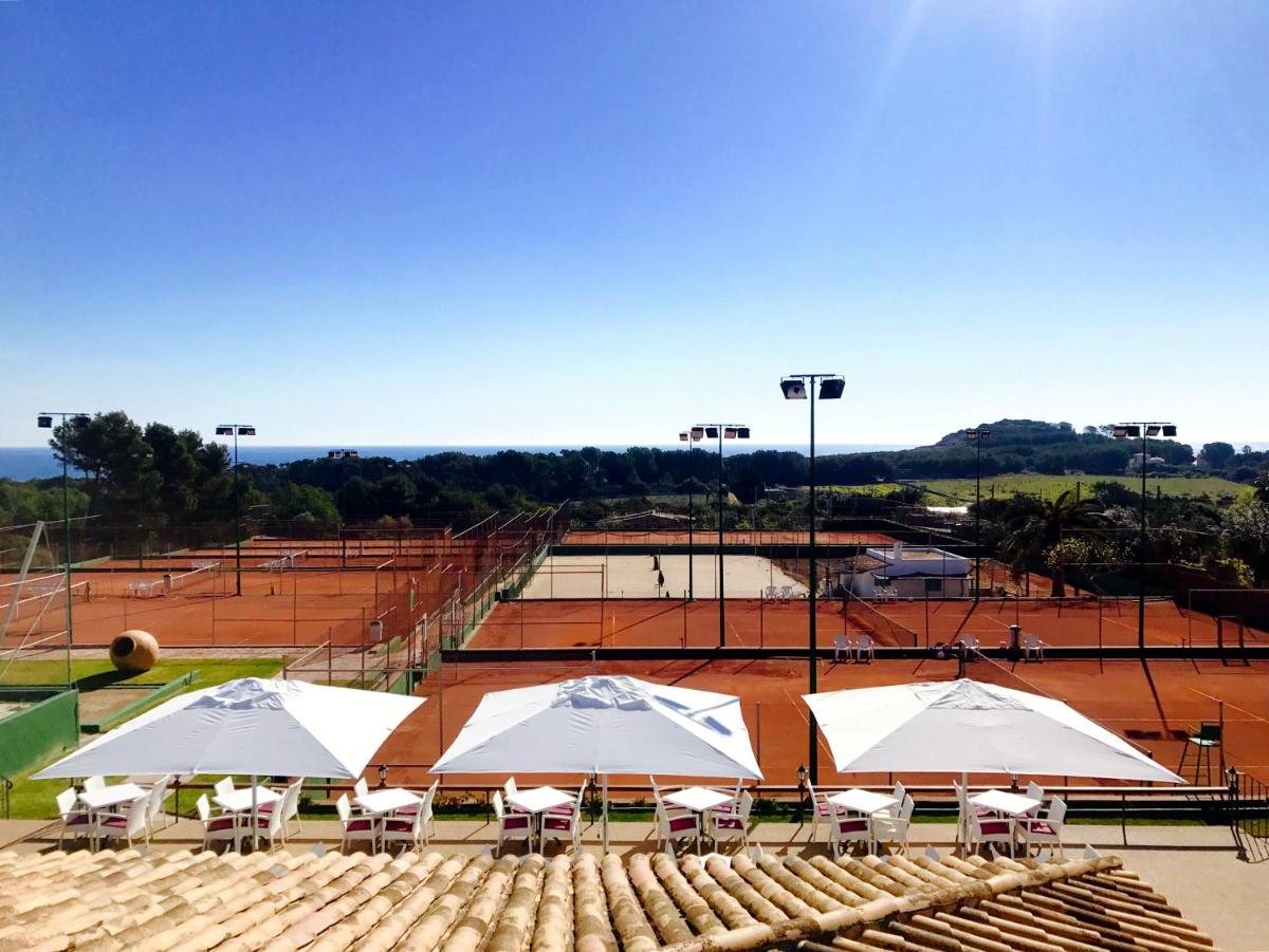 Instalaciones para jugar a tenis o squash en Hotel Na Taconera o alrededores
