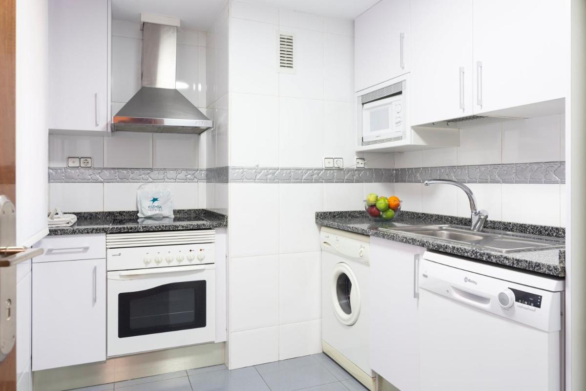 Una cocina o zona de cocina en Aparthotel Los Girasoles