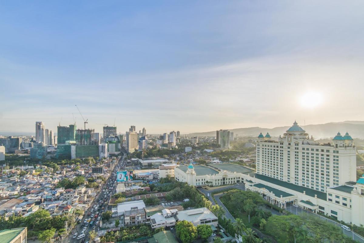 Avenir Condo for rent near IT Park Cebu with FREE Netflix, 49-inch Samsung Curve TV - Housity