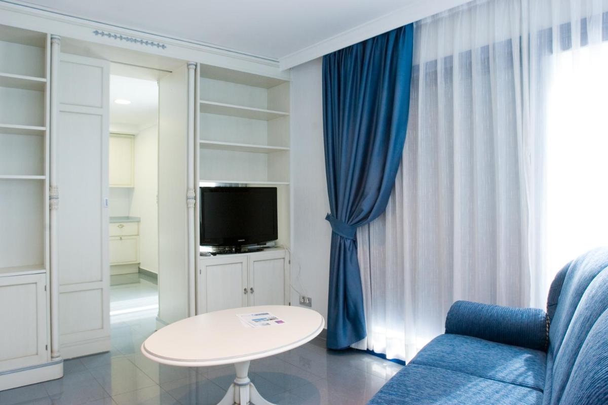 Una televisión o centro de entretenimiento en Masd Mediterraneo Hotel Apartamentos Spa