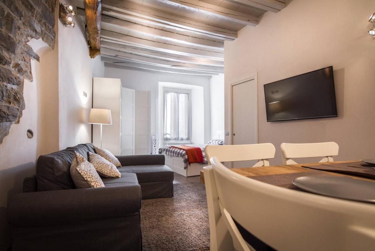 JOIVY Chic Studio in Como Centre - Housity