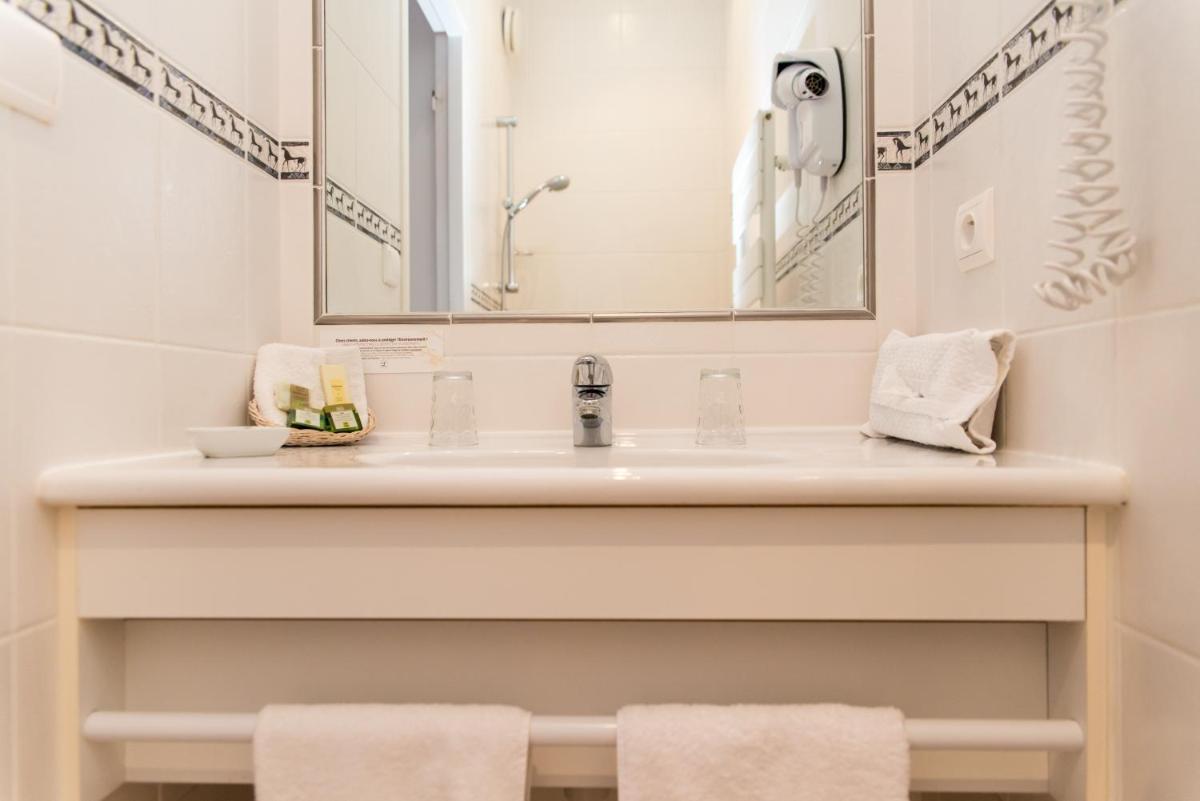 Salle de bains dans l'établissement Hôtel Lutétia & Spa