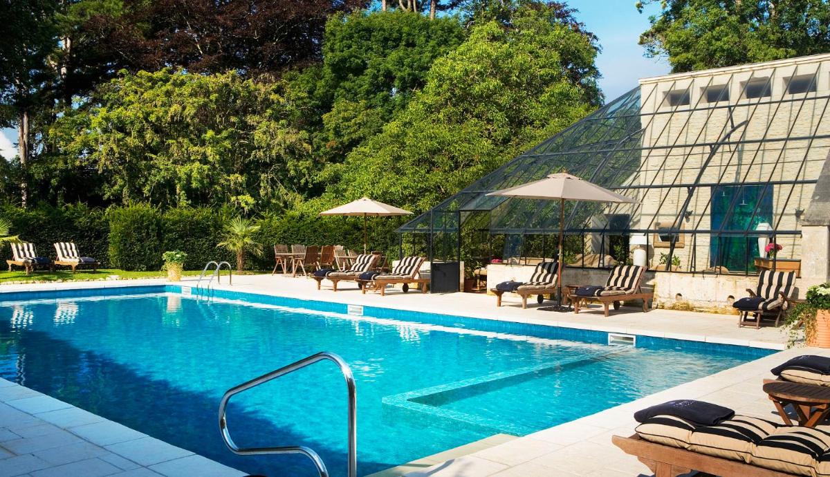 Piscine de l'établissement Chateau La Cheneviere ou située à proximité