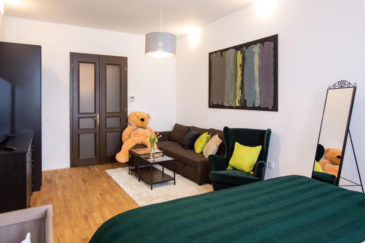 Modern family apt. with Central Square entrance - Housity