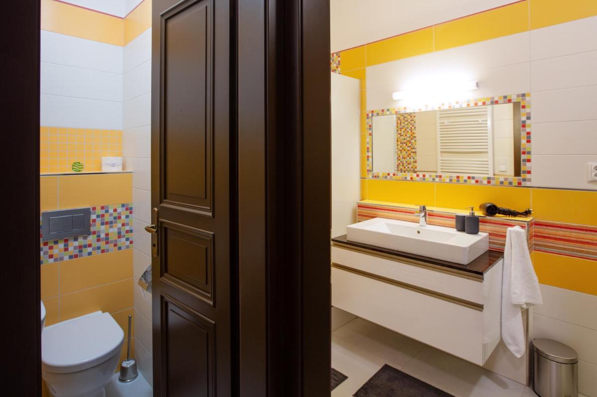 Modern family apt. with Central Square entrance - Housity