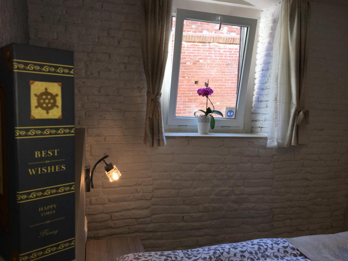 Brick Wall - Housity