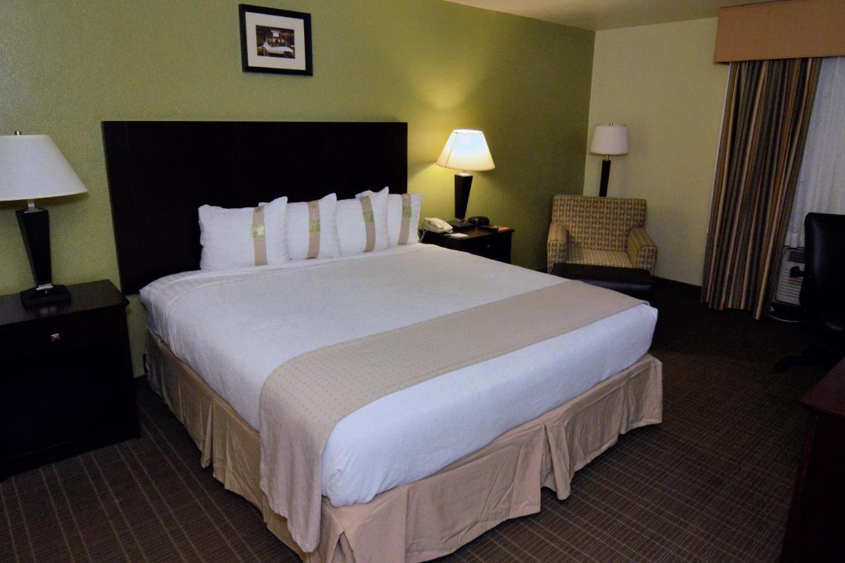 Holiday Inn - Fort Myers - Downtown Area by IHG - Housity