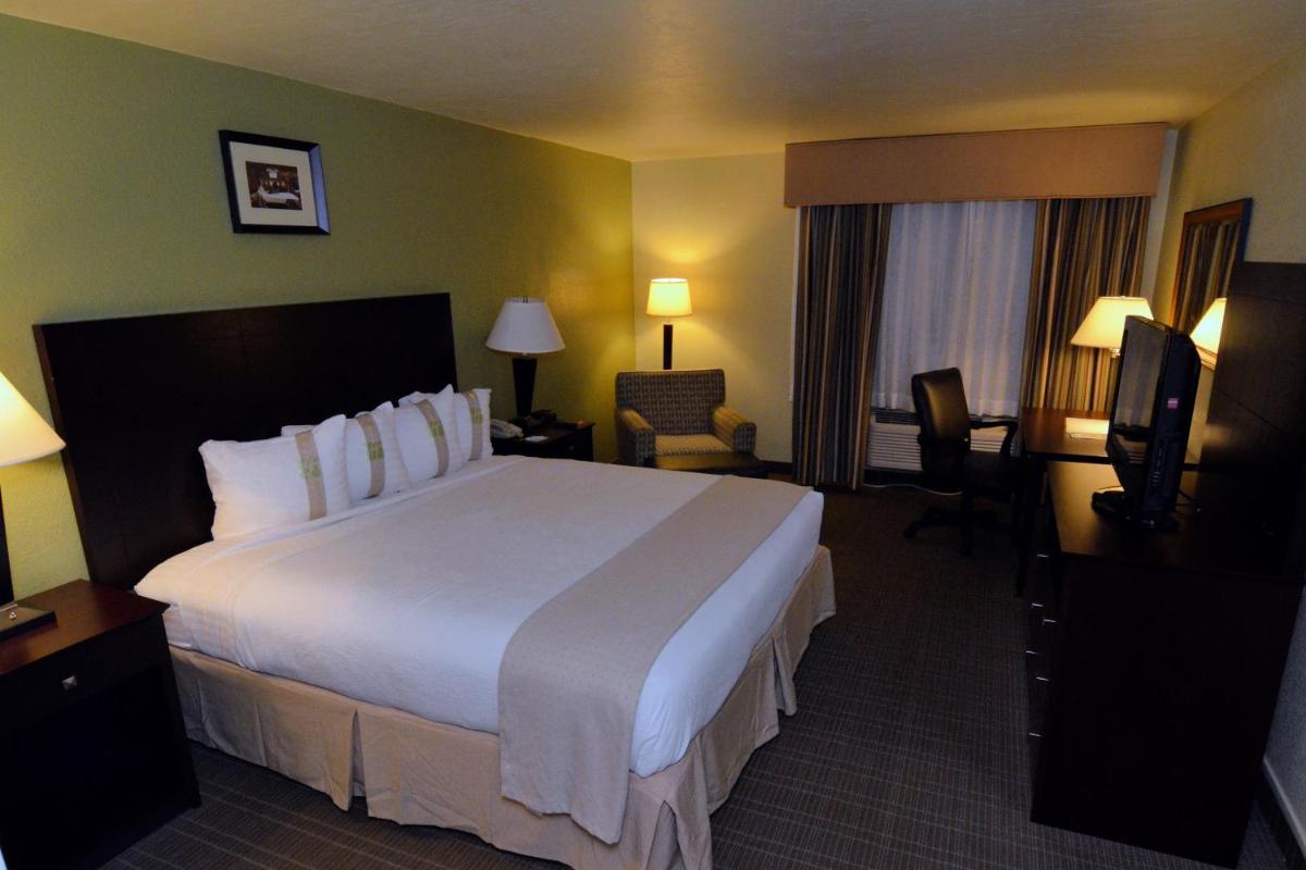 Holiday Inn - Fort Myers - Downtown Area by IHG - Housity