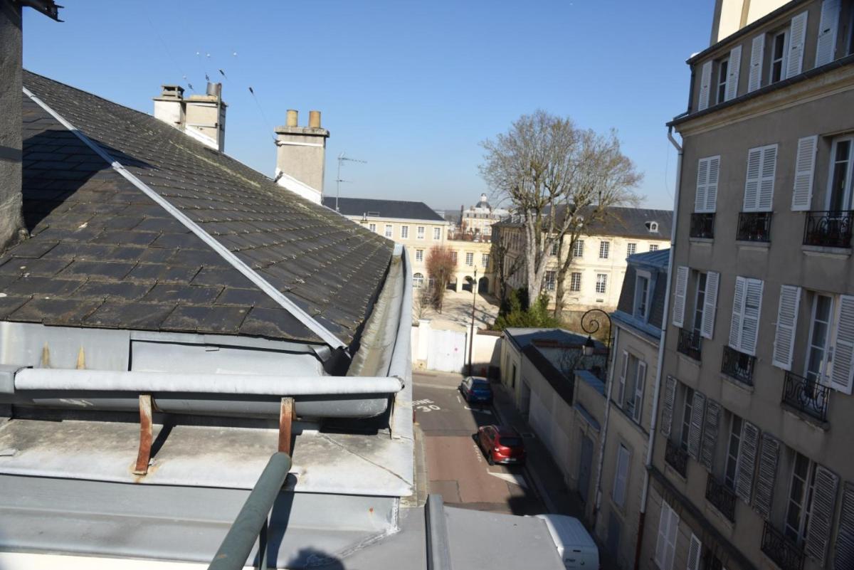 VERSAILLES CHATEAU AU CALME TERRASSE - Housity