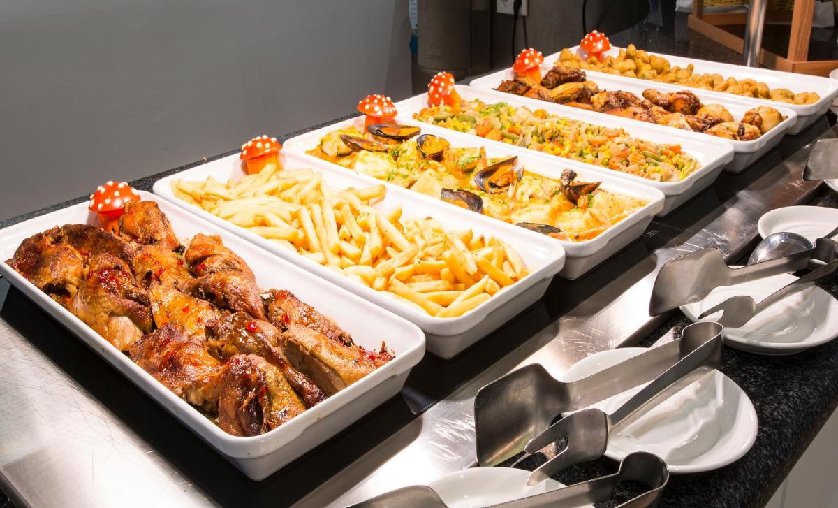 Comida en o cerca de este hotel