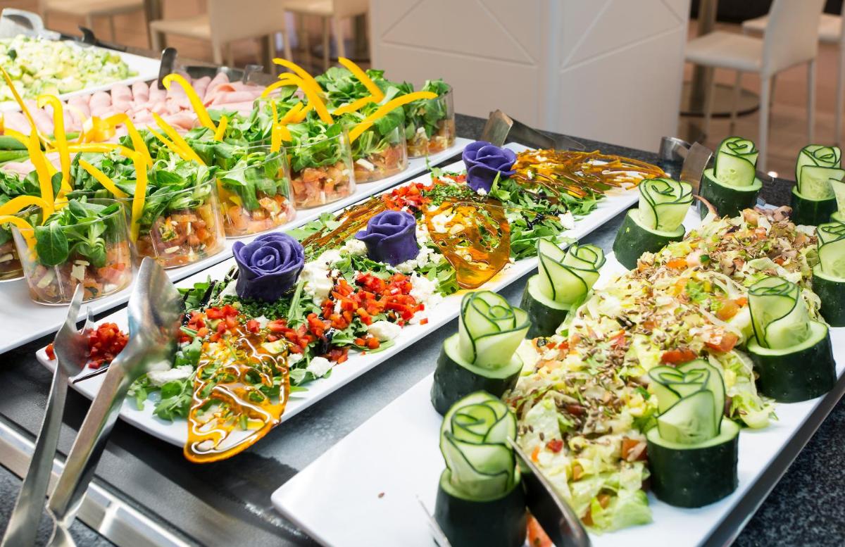 Comida en o cerca de este hotel
