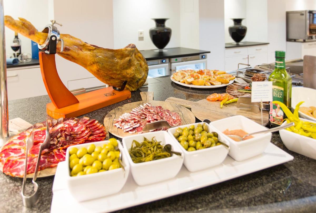 Comida en o cerca de este hotel