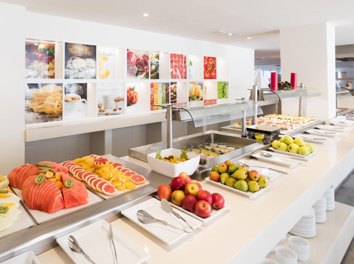 Comida en o cerca de este apartahotel